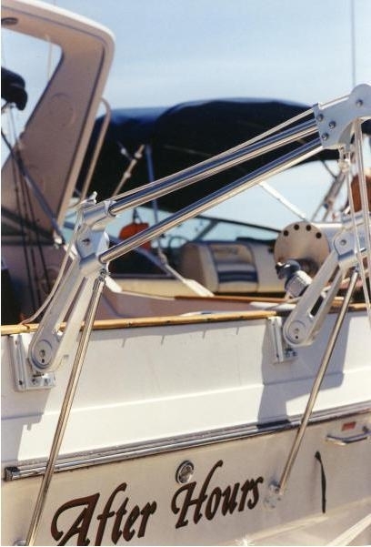 1900 Fixed Adjustable Davits. Transom mounted, with optional 15in. riser arms, and compression struts.